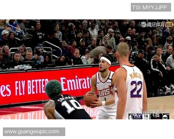布克半场展现得分能力9投4中贡献14分2板5助表现抢眼