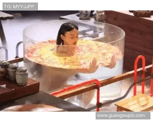 女主持调侃按摩浴缸情趣皮尔斯幽默回应家中无此奢侈品