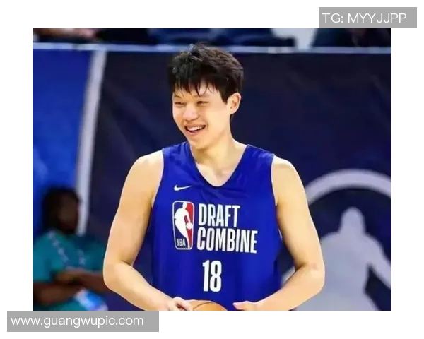 杨瀚森精彩单挑尤班克斯背运转身连招引发观众热烈反响