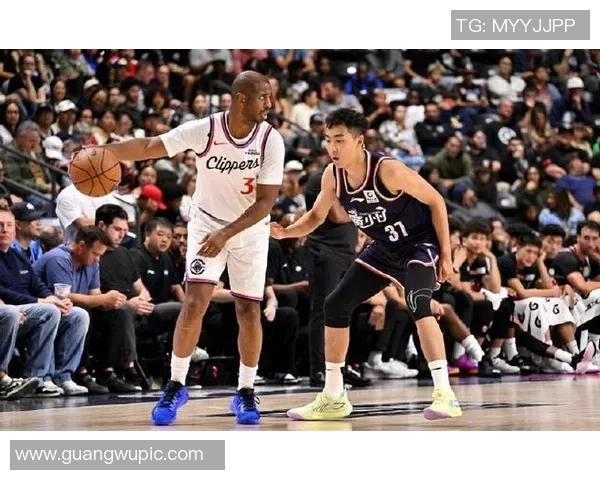 快船全员积极备战明日季前赛首战广州训练照曝光 快船全员积极备战明日季前赛首战广州训练照曝光