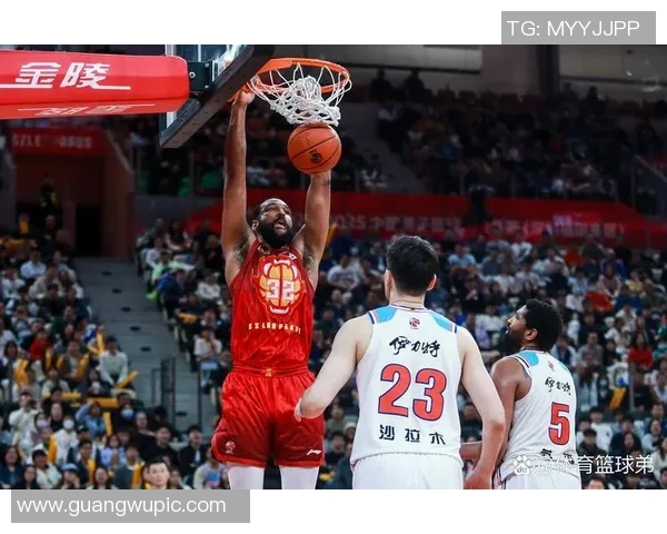 爱德华兹称赞克拉克表现出色称其提升球队整体防守能力 爱德华兹称赞克拉克表现出色称其提升球队整体防守能力