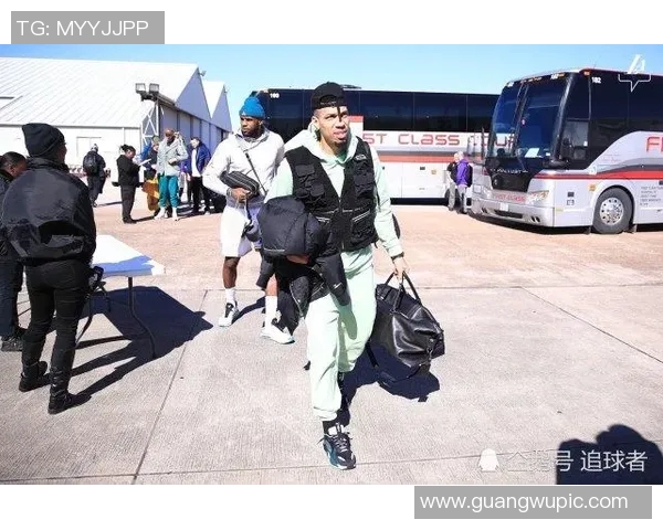 老哥你又胖了美记与绿军传奇安东尼沃克合影引发热议