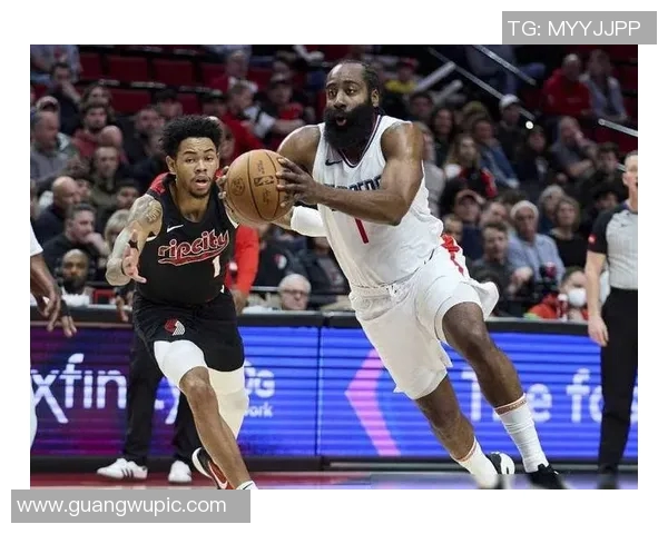 哈登首节表现抢眼送出8助攻3分3篮板助力球队攻防转换