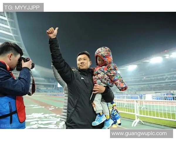 果阿队主场球员通道灯牌损坏严重引发球迷热议