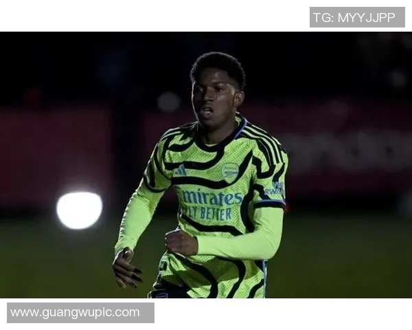 奥比马丁随曼联一线队训练舍什科受伤或为他创造机会