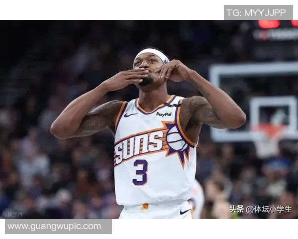 快船训练营首日盛况：灯泡组合同框小卡与比尔携手出击