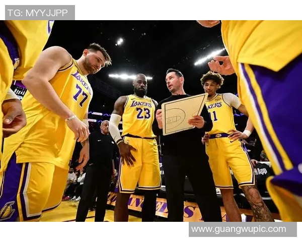 媒体人期待里夫斯表现出色詹姆斯和东契奇需适应新战术体系 媒体人期待里夫斯表现出色詹姆斯和东契奇需适应新战术体系