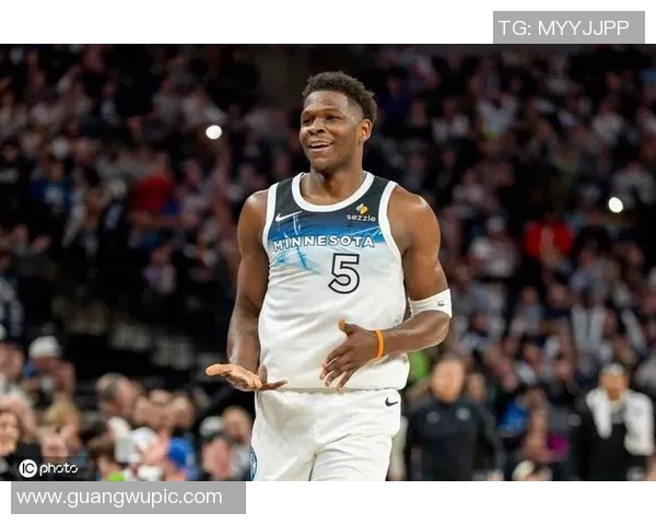 爱德华兹表现稳定半场10投5中贡献12分2篮板罚球命中率待提高